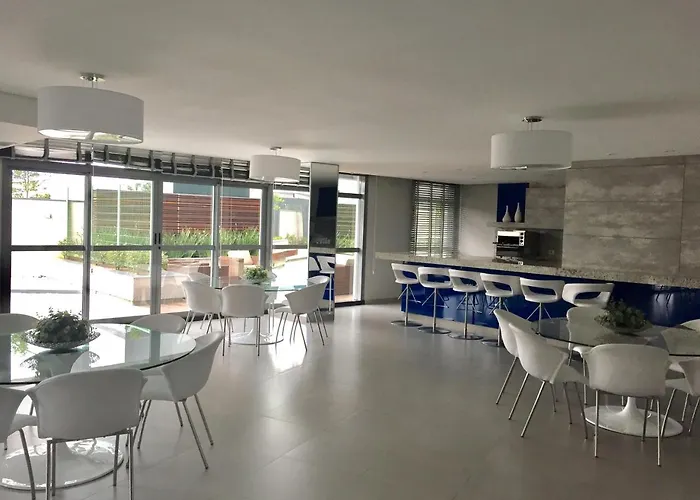 Estudio moderno com linda vista para a Serra