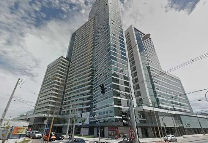Estudio moderno com linda vista para a Serra